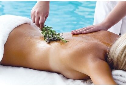Расслабляющий массаж тела с теплым лавандовым маслом в массажной студии MassageLife