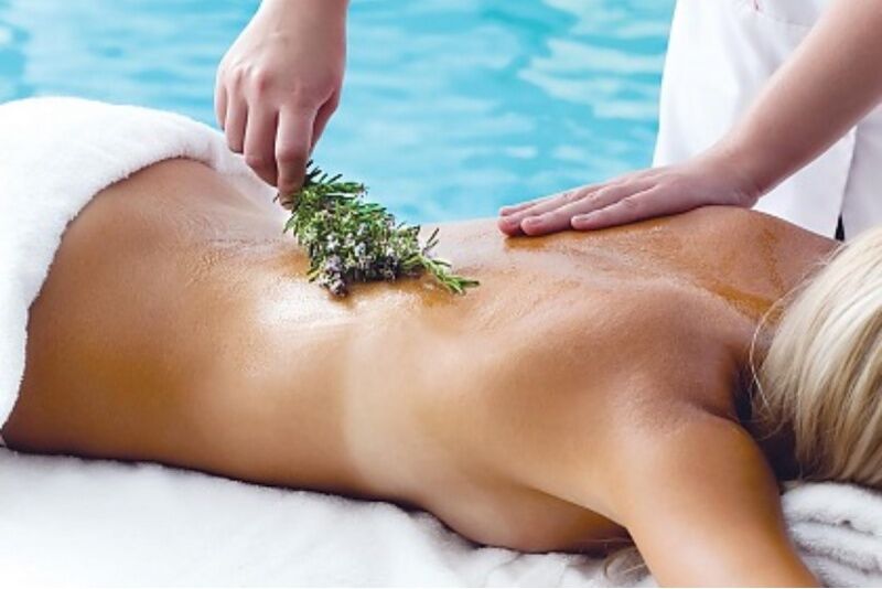 Lõõgastav kehamassaaž sooja lavendliõliga MassageLife massaažistuudios