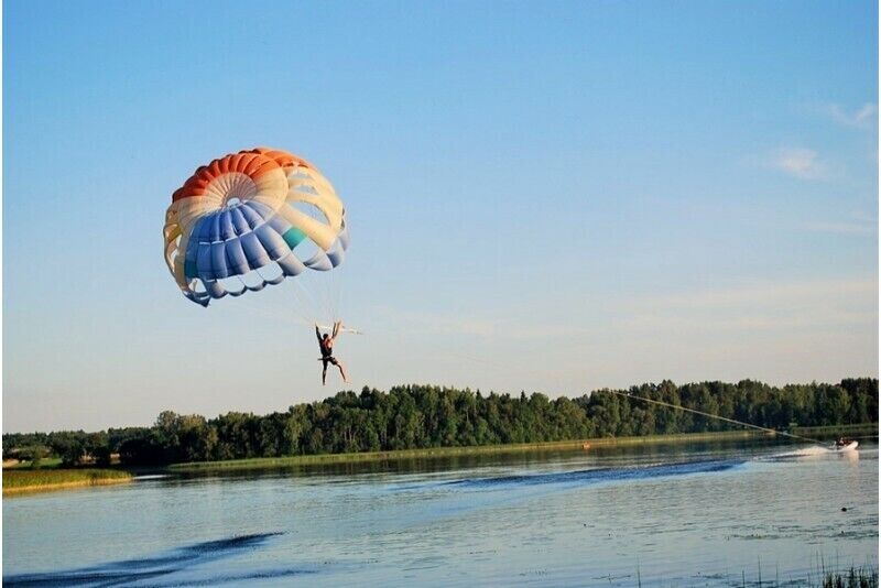 Parasailing - прыжок с парашютом над озером в Аникщай
