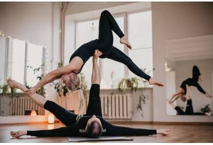 Приватный урок по йоге в паре и акробатической йоге для двоих в Таллине