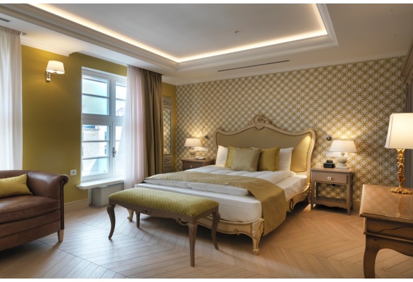 Роскошная ночёвка с видом на площадь Ливу и завтраком в отеле Relais Le Chevalier