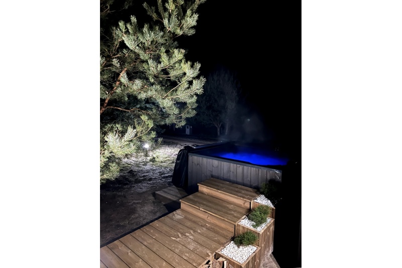 Ööbimine "Pazust Priedēs" kuuma kümblustünniga lageda taeva all, tähti vaadeldes
