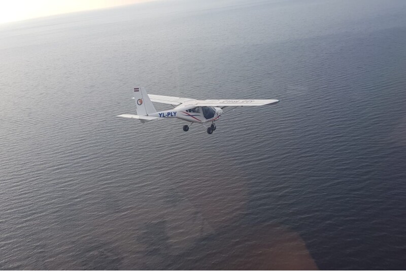 Захватывающий полет на двухместном самолете AEROPRAKT-22 с аэродрома Адажи