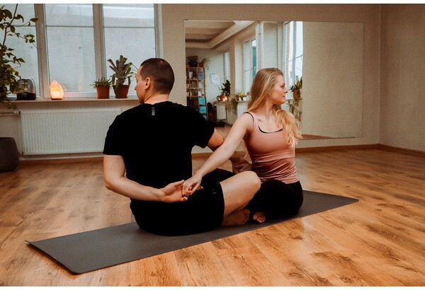 Партнёрская йога и акройога для вашей компании в Таллине
