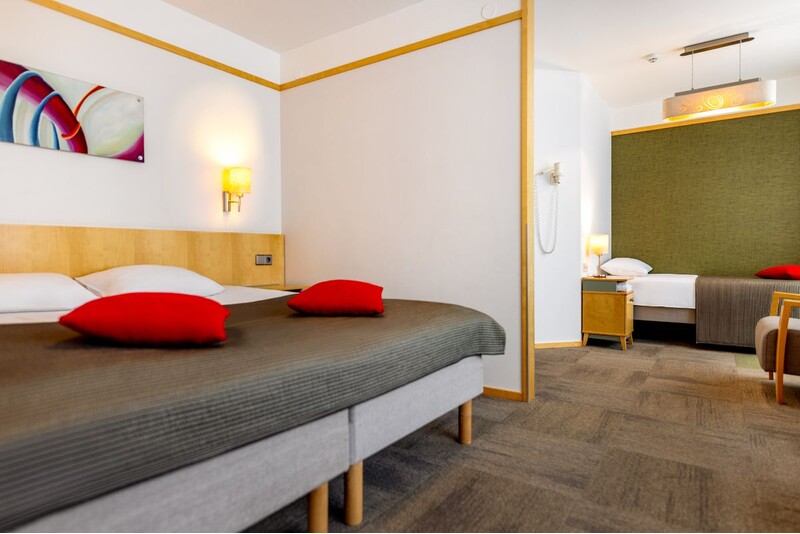 Семейный отдых в Hotell Tartu с посещением научного центра AHHAA