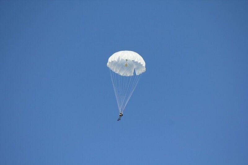 Прыжок с круглым парашютом с видеосъемкой в Рапла