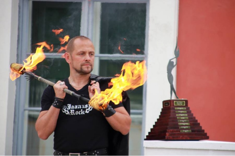Спонтанный танец с огнём прямо к вам!