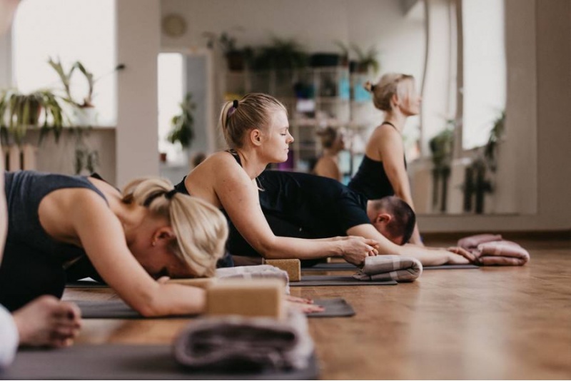 Занятие йогой в Aurora Yoga Studio в Таллине