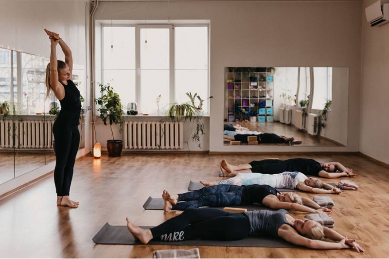Занятие йогой в Aurora Yoga Studio в Таллине