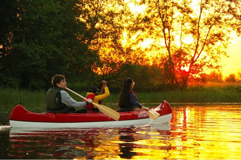 Путешествие на каное на закате дня по реке Эмайыги